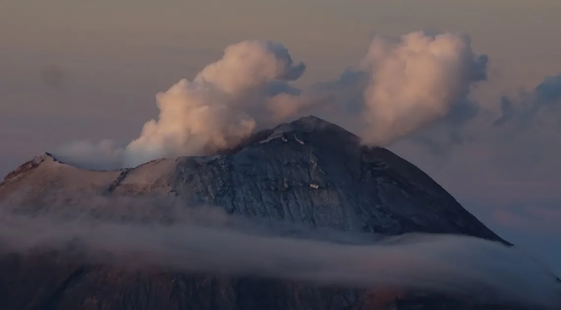 Volcán Popocatépetl amanece con explosiones este viernes