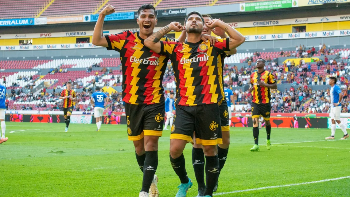 Leones Negros vencen a Dorados y espera un milagro para entrar a repesca