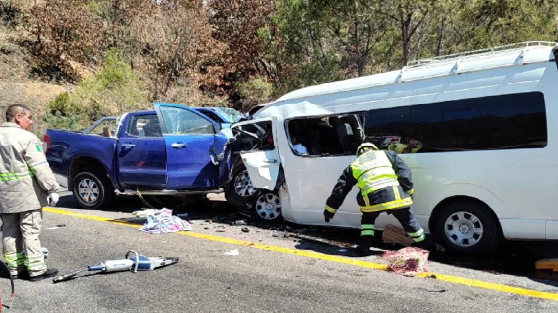 Choque en carretera de Oaxaca deja 13 muertos y 10 heridos