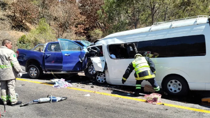 Choque en carretera de Oaxaca deja 13 muertos y 10 heridos