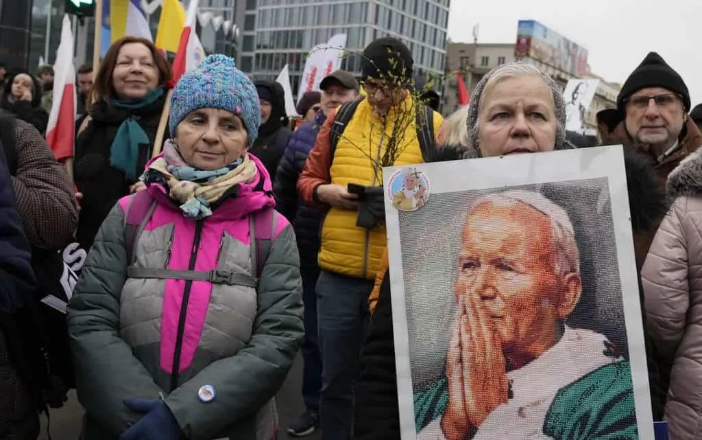 Miles marchan en defensa de Juan Pablo II tras documental