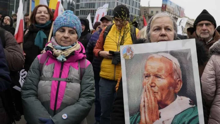 Miles marchan en defensa de Juan Pablo II tras documental