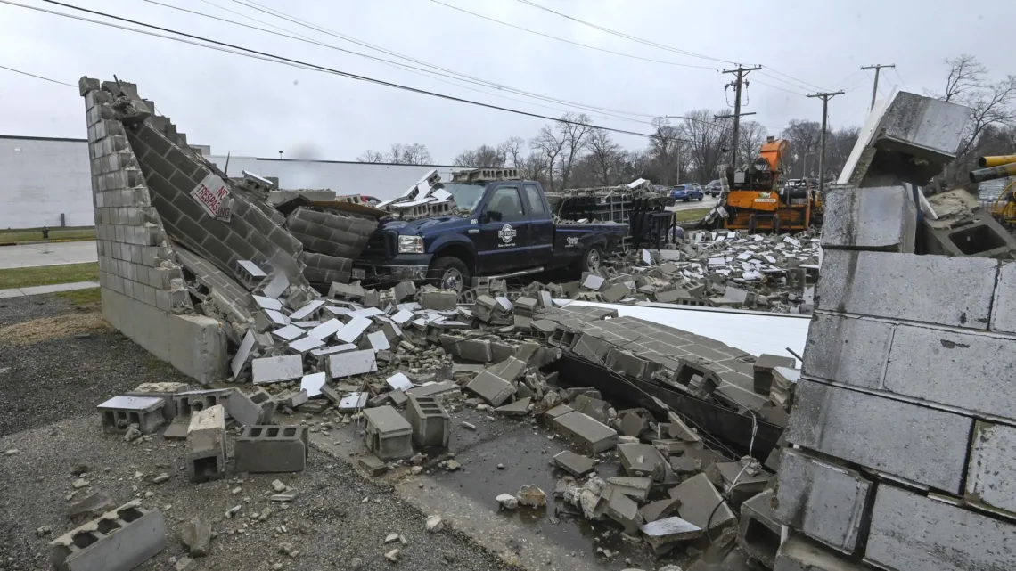 Estados Unidos: Suben a 26 los muertos por tornados, con miles de casas destrozadas