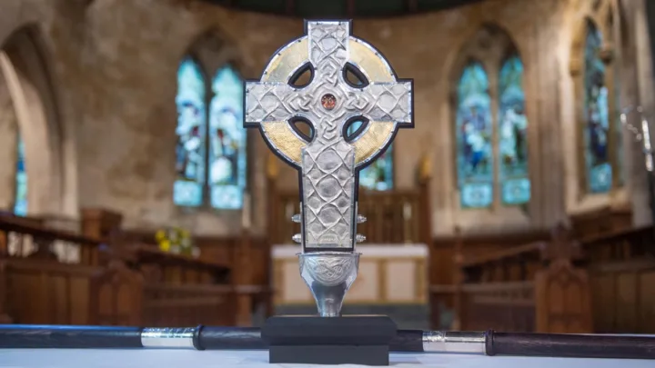 El Papa regala fragmentos de la cruz de Cristo para coronación de Carlos III