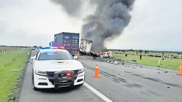 Mueren 26 personas al chocar contra un camión de carga en Tamaulipas