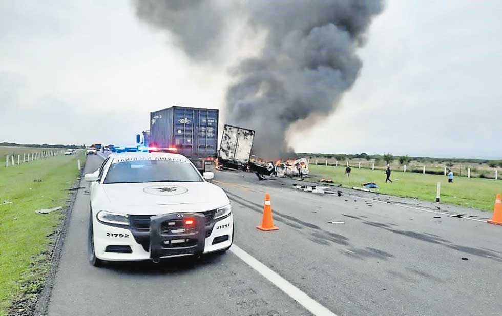Mueren 26 personas al chocar contra un camión de carga en Tamaulipas