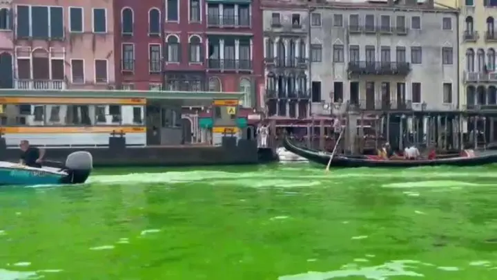 Agua de Venecia amanece verde fosforescente, ¿protesta o contaminación?