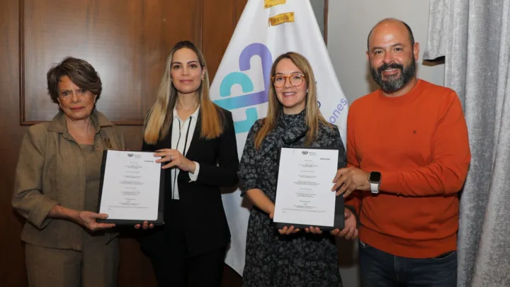 Firman SEDIF y Fundación Michou y Mau convenio para atender a menores con quemaduras graves