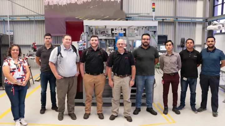 Estudiantes de UPQ y Brose desarrollan máquina para multinacional Ford