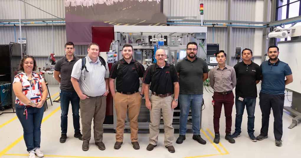Estudiantes de UPQ y Brose desarrollan máquina para multinacional Ford