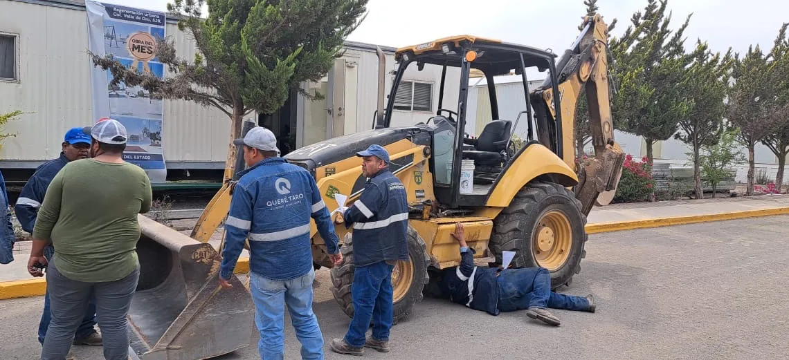 Capacitan a personal de la CEI para manejar maquinaria pesada