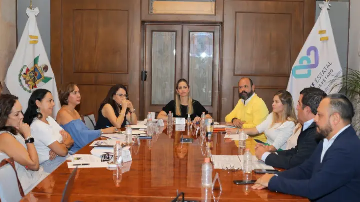 Presenta Car Herrera a las Embajadoras SEDIF como parte de su voluntariado