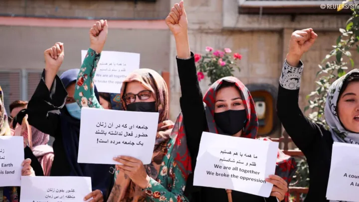 Mujeres afganas empleadas por ONU, acosadas y detenidas