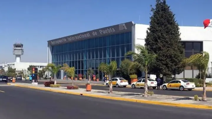 El Aeropuerto Internacional de Puebla reanuda operaciones tras caída de ceniza