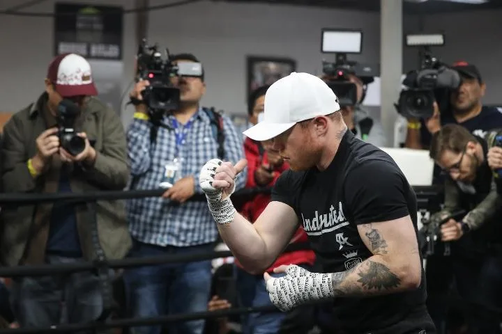 Canelo Álvarez no olvida sus raíces jaliscienses