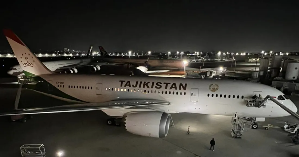 Avión presidencial: Con nuevo logo, parte de EU hacia Tayikistán