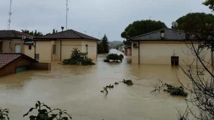 Inundaciones arrasan la región italiana de Emilia Romaña, con 13 muertos