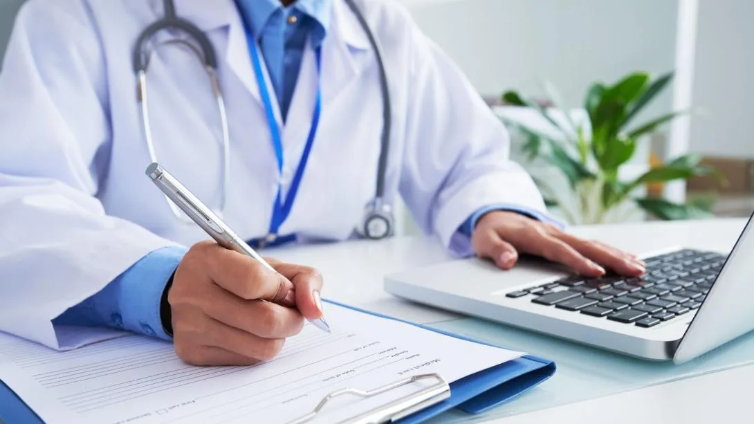 Médico comete error en vasectomía y ahora debe mantener a una bebé