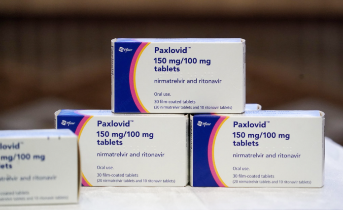 La FDA da aprobación final al Paxlovid, medicamento oral para tratar el COVID