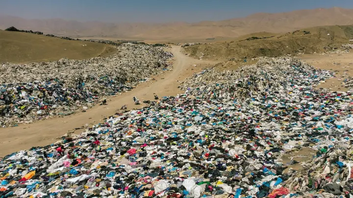 Medio Ambiente: Más de 150 mil toneladas de ropa, desechadas en desierto de Chile