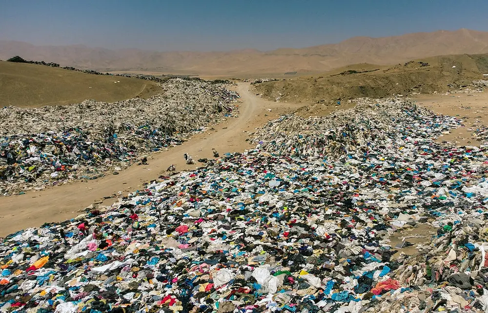 Medio Ambiente: Más de 150 mil toneladas de ropa, desechadas en desierto de Chile