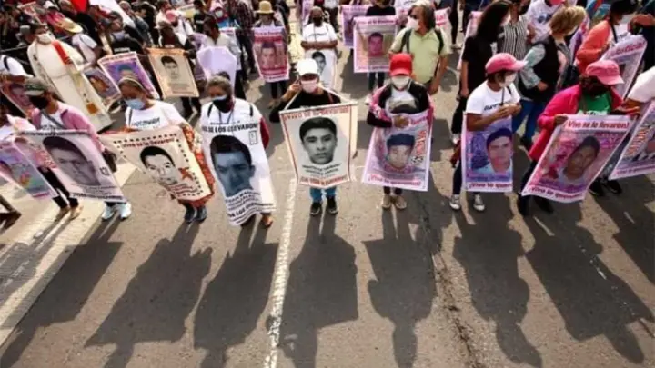Van contra militares por caso Ayotzinapa