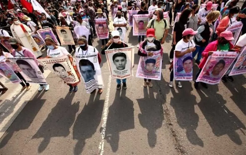 Van contra militares por caso Ayotzinapa