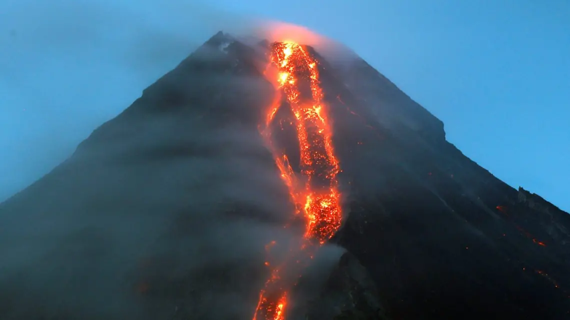 Filipinas prepara evacuaciones por posible erupción del volcán Mayón