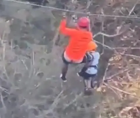 ¡Impactante!, Arnés se rompe y niño cae de tirolesa en Nuevo León (VIDEO)