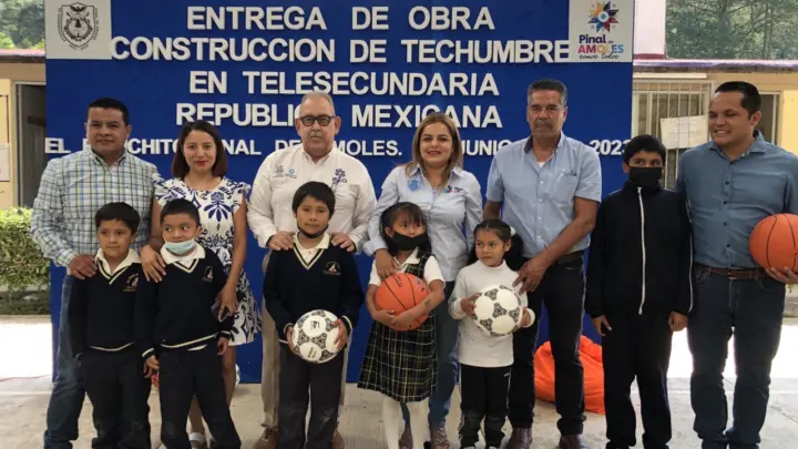 Entrega titular del IFEQ obra educativa en el Pinal de Amoles
