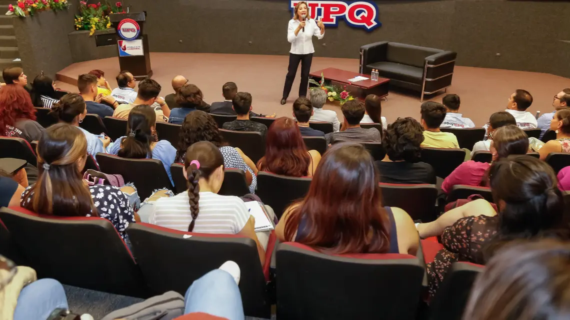 Lupita Murguía destaca oportunidades de desarrollo profesional ante jóvenes universitarios