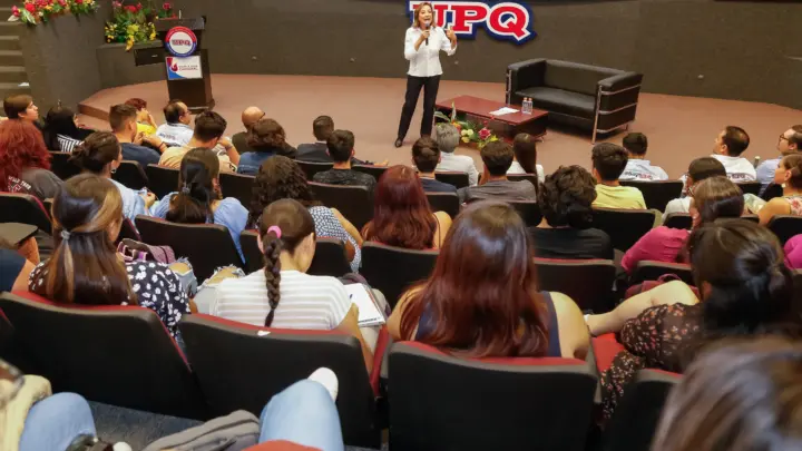 Lupita Murguía destaca oportunidades de desarrollo profesional ante jóvenes universitarios