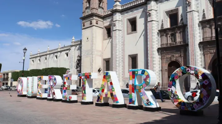 Visten letras monumentales de Querétaro con Graffitti Tejido para sensibilizar sobre la sordoceguera