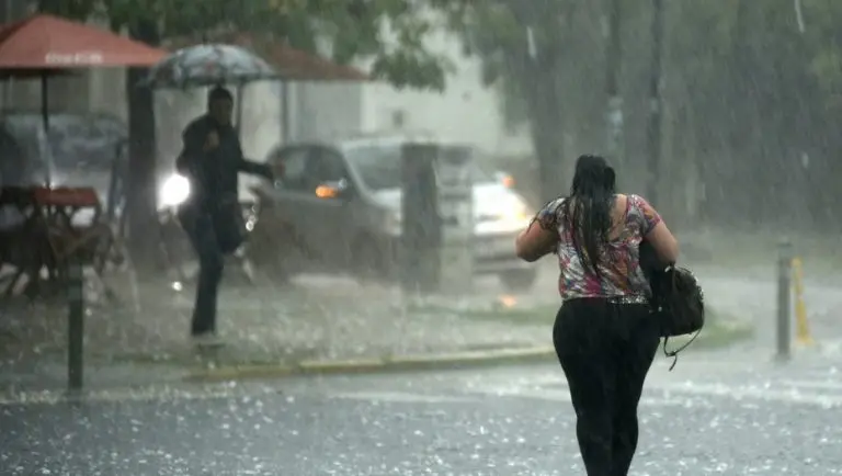 Onda tropical podría convertirse en depresión y amenaza al Caribe