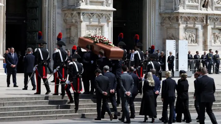 Féretro de Silvio Berlusconi llega a la catedral de Milán para funeral de Estado