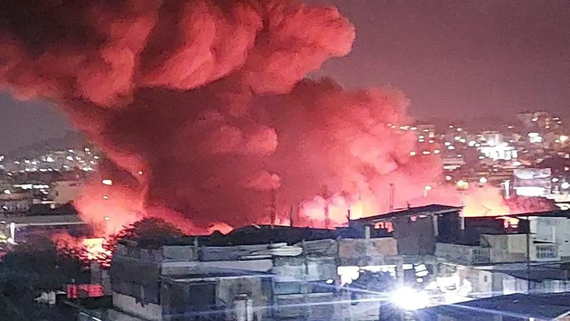 Incendio consume nave del mercado central de Acapulco (VIDEO)