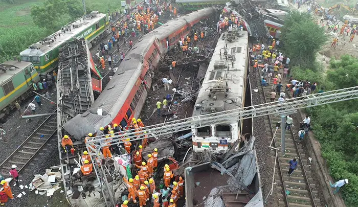 Sube a 288 la cifra de muertos por choque de trenes en la India