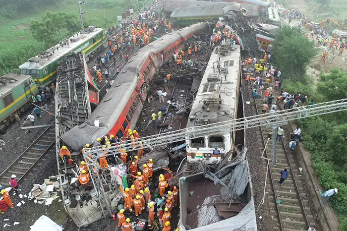 Sube a 288 la cifra de muertos por choque de trenes en la India