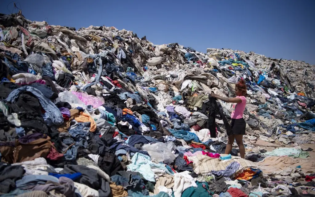 Medio Ambiente: Más de 150 mil toneladas de ropa, desechadas en desierto de Chile