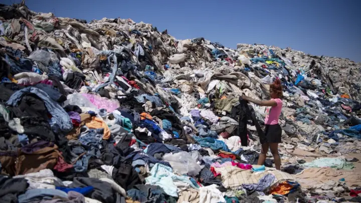 Medio Ambiente: Más de 150 mil toneladas de ropa, desechadas en desierto de Chile