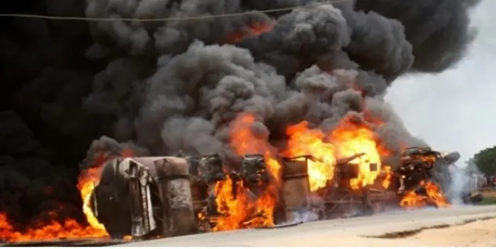 Mueren 8 en explosión de camión cisterna con combustible en Nigeria