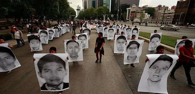 Padres de los 43 normalistas solicitan reunión con López Obrador