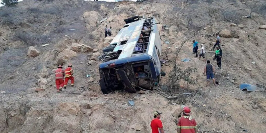 Al menos 12 muertos y 15 heridos deja accidente de autobús en Perú