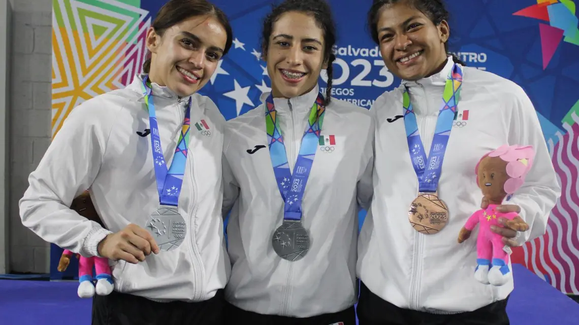 Regresan luchadoras queretanas con medallas centroamericanas
