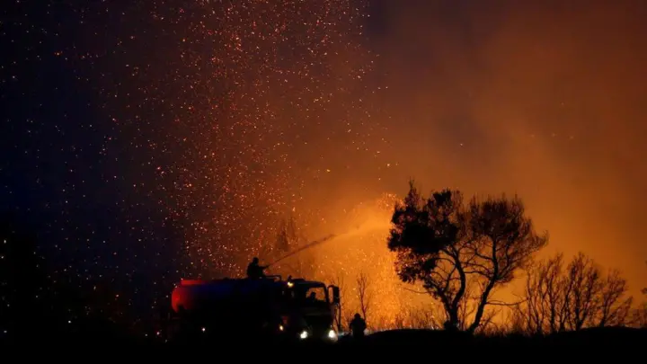 Incendios forestales obligan a miles a huir de zonas cercanas a Atenas