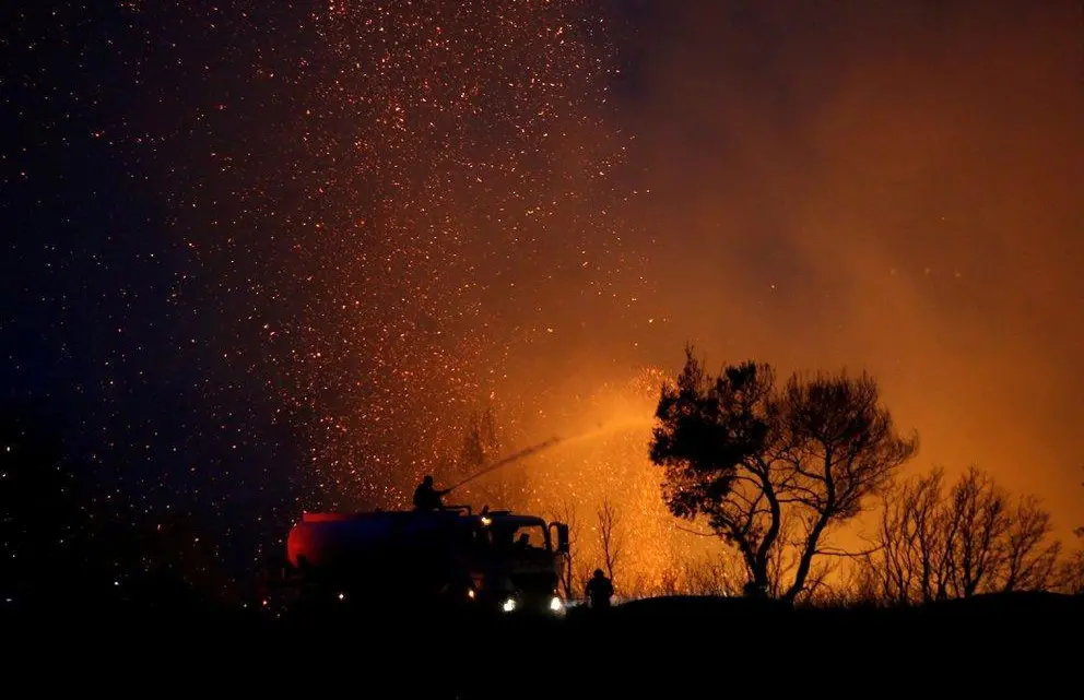 Incendios forestales obligan a miles a huir de zonas cercanas a Atenas
