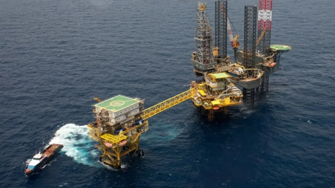 Pemex admite derrame, pero minimiza efectos