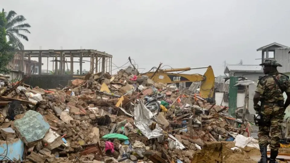 Al menos 33 muertos tras derrumbe de edificio en Camerún