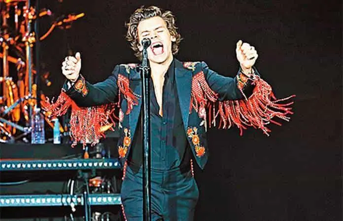 Lanzan objeto al escenario y golpean a Harry Styles en la cara (VIDEO)