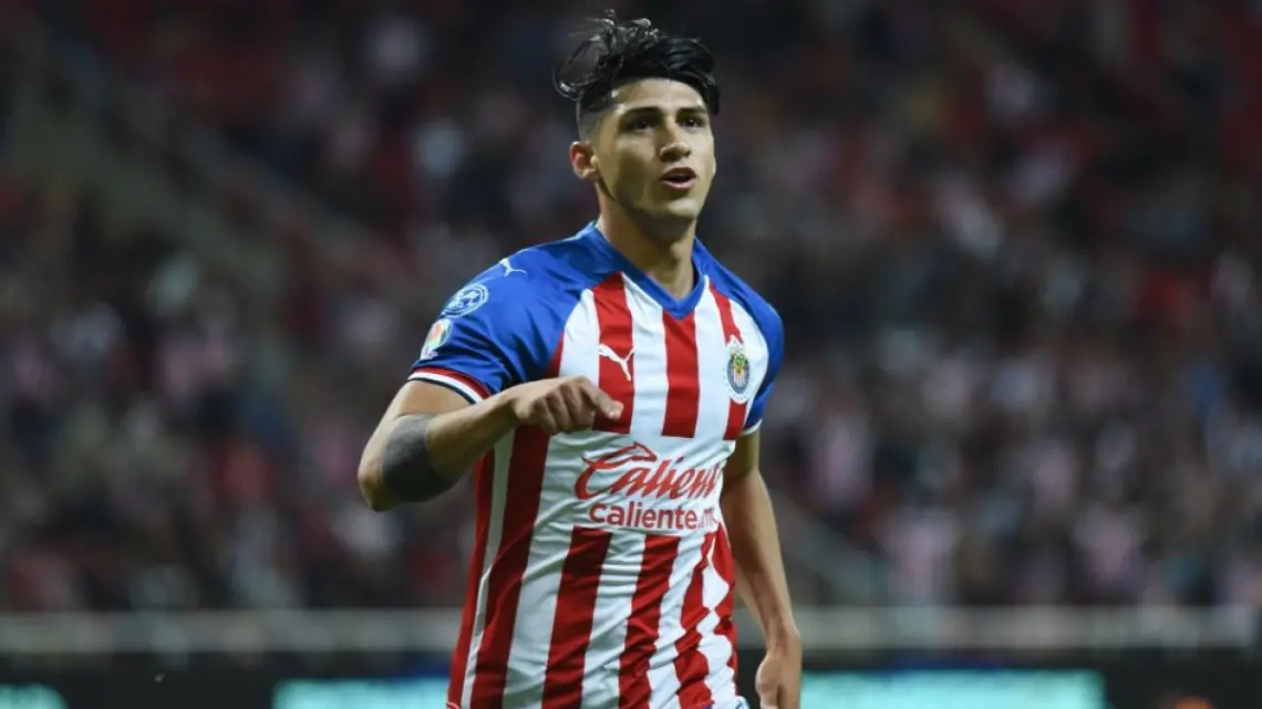 Chivas cambia de planes, deja vestido y alborotado a Alan Pulido